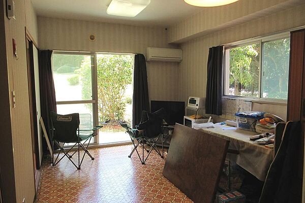ダイニング・角部屋で西側にも腰高窓有り