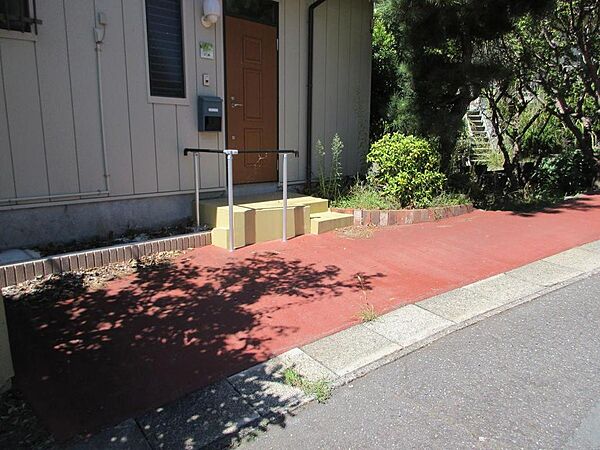 軽自動車1台・幅がないため普通車は擦り付け程度