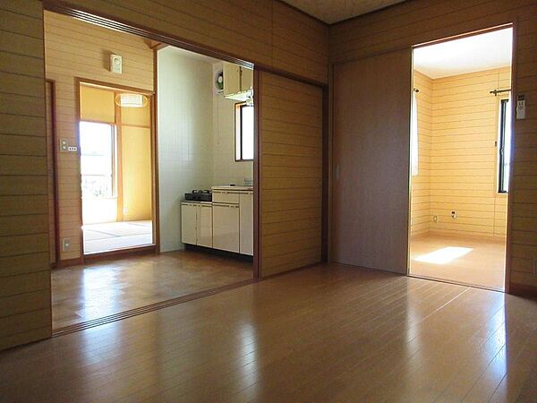 キッチン横の6帖洋室