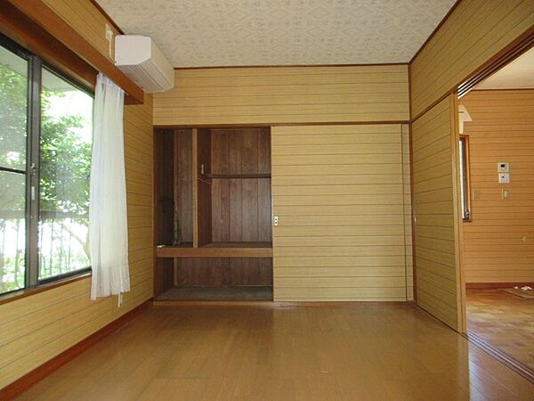 キッチン横の洋室収納