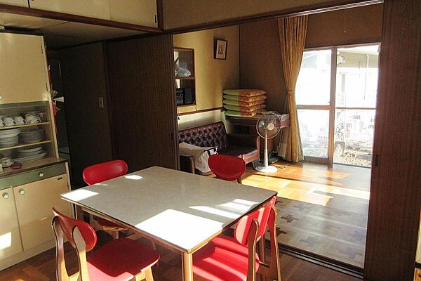 ダイニングから居間へ