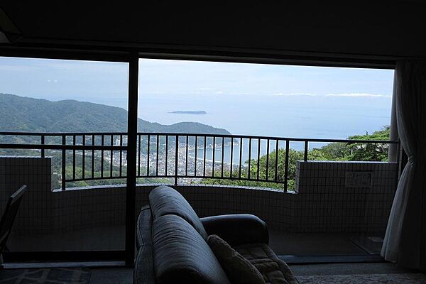リビングの窓に広がる海眺望