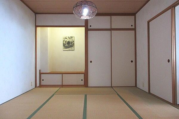 区8帖和室床の間と押入れ