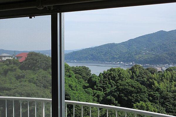 室内から海の眺め