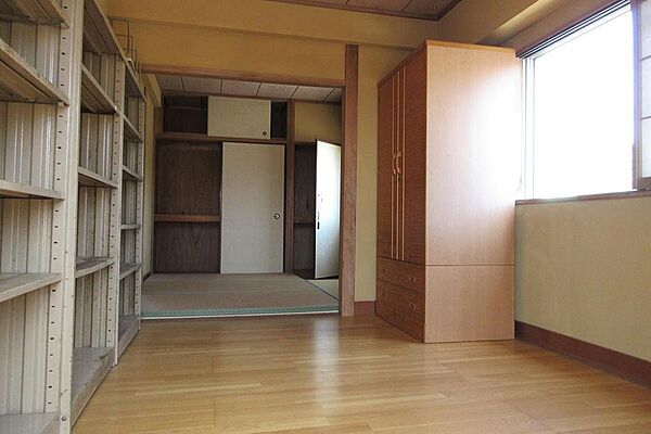 6帖洋室から畳敷き4.5帖洋室