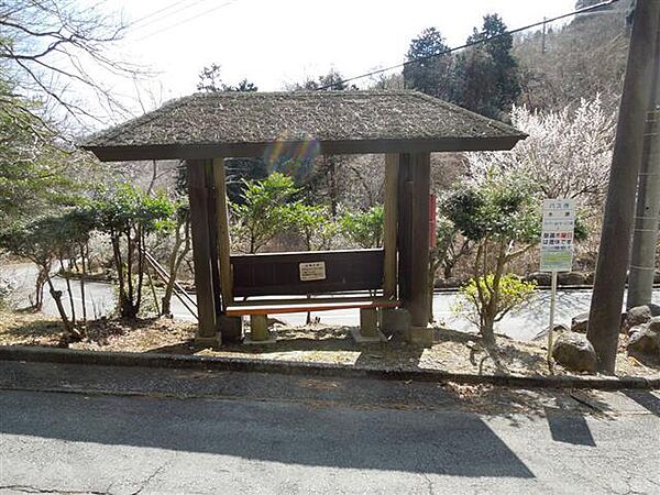 傍に分譲地運営バスのバス停があります