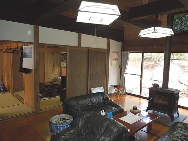 居間から和室へ