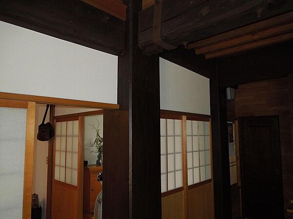 居間の13寸無垢柱と9寸角柱・この太さの柱はなかなか見ることはありません