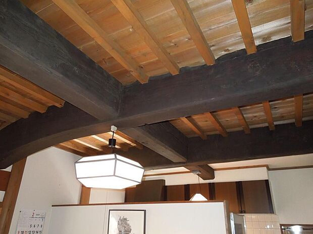 ダイニングの天井の梁も無垢柱と無垢板仕様