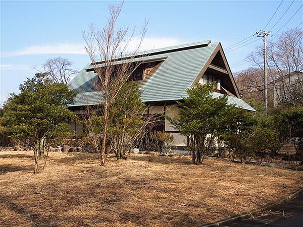落ち着きのある古民家風銅板葺の家です。広い庭も魅力