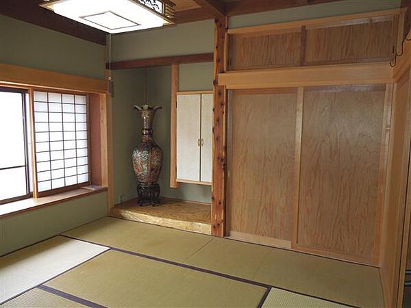 1階8帖床の間付き和室