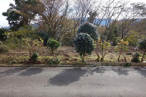 外観・道路から現地、ほぼフラットに入れます