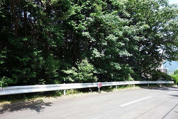 周辺は家屋が建ち並んでいます
