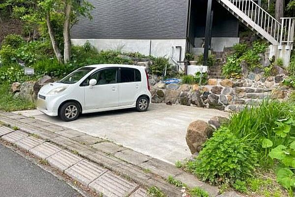 駐車場は普通車と小型車で2台分可能です