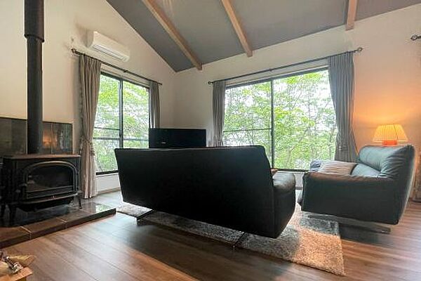 自然と団らんの時間が生まれる薪ストーブ付きのお部屋です