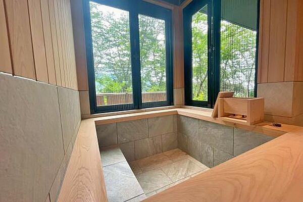 椹の浴槽で木の香りを感じながら温泉をご満喫頂けます