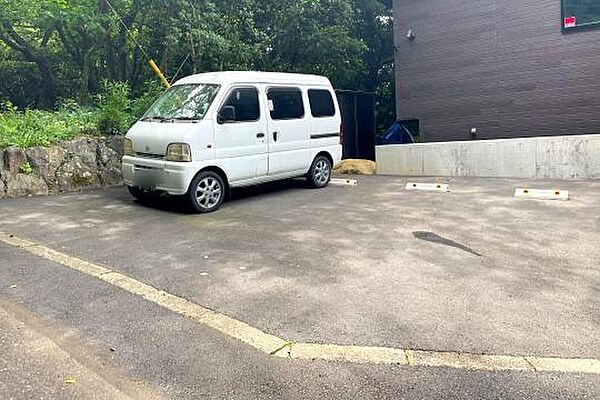駐車場は敷地内に2台分ございます