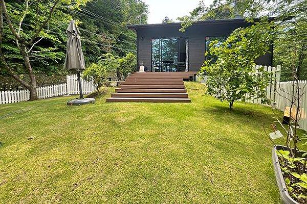 ウッドデッキに広々とした芝庭付きでペットの遊び場としても◎