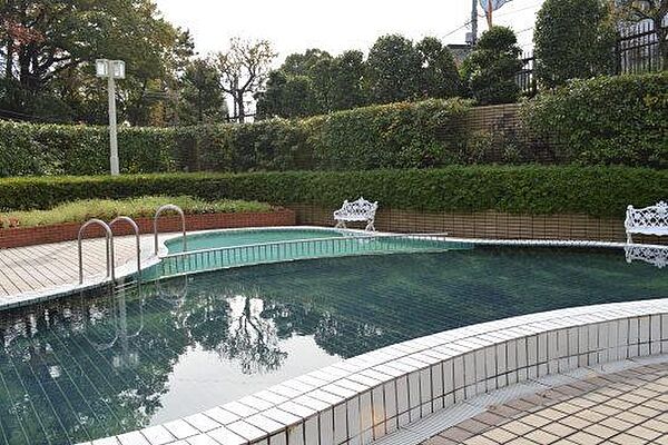 【共用部分】夏季限定の屋外プールです