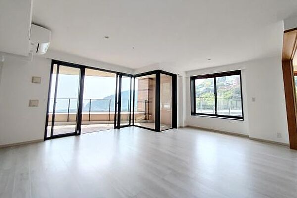 マンションの一室とは思えないほど明るく開放的な室内です