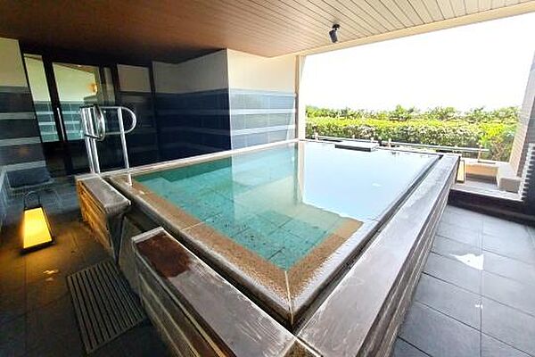 敷地内源泉の温泉大浴場でリゾート気分をご堪能くださいませ
