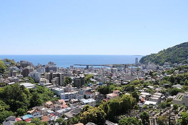 海上花火の特等席 熱海市街地の夜景を見渡す高台にあります
