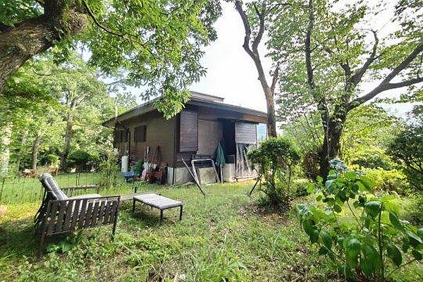 広々とした敷地には緑豊かなお庭スペースがございます