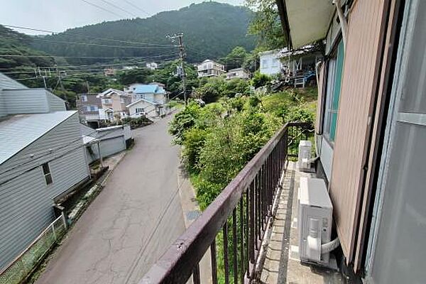 手摺・庇付で布団や洗濯物もたっぷり干せます