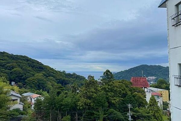 高層階5階から海を眺めます