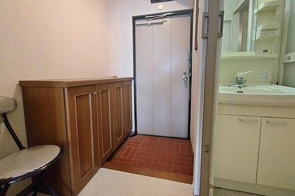 靴収納もしっかりと備えた玄関スペース