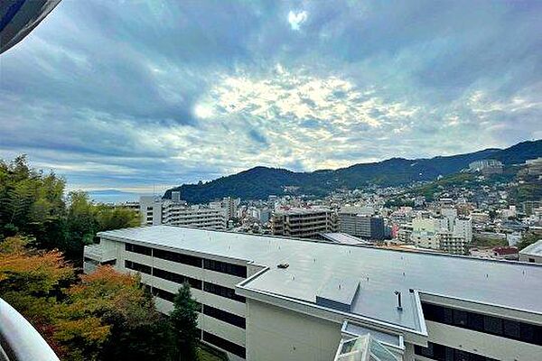 熱海の街並みと山々を望む開放的な眺め