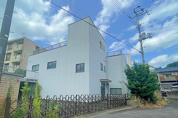 網代駅、3階建...
