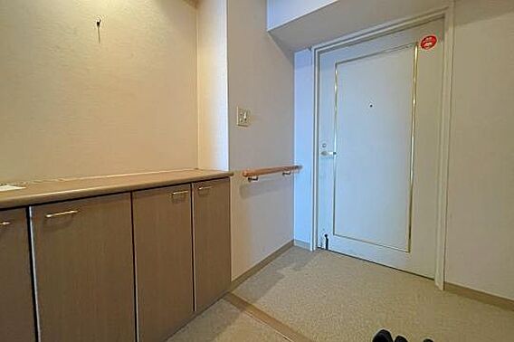 広々した玄関で...