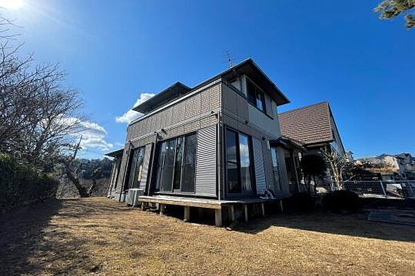 あこがれの広い平らな芝庭のある住まいです