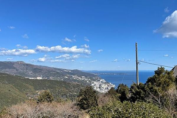 相模湾と夜景、隆起した山地　迫力ある眺めです