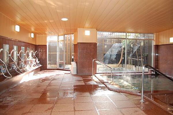 高級感ある温泉大浴場がございます