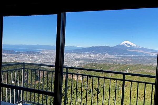 室内からは富士山と駿河湾の贅沢な景色を望みます