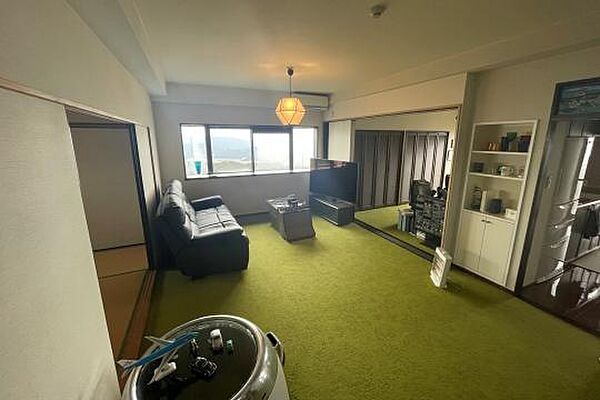 角部屋につき専有部中央に位置するLDにも窓があり明るい雰囲気です