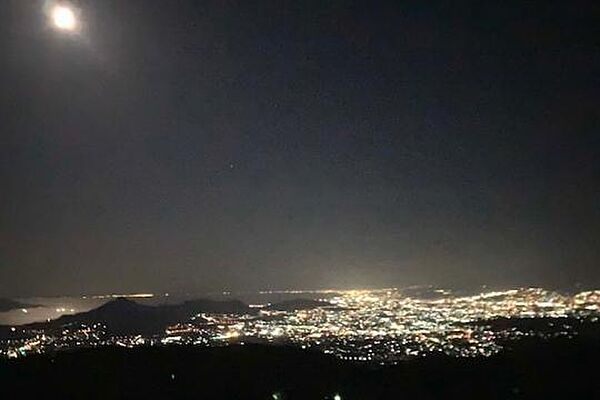 眼下に広がる街の夜景