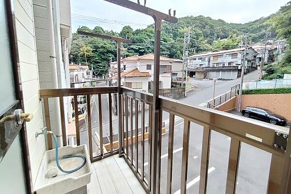 山々の稜線と街並みを望みます