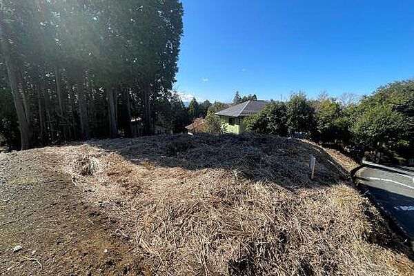 前面道路は比較的広いです