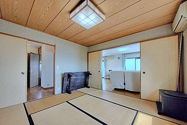 和室は各階に8帖と10帖ございます