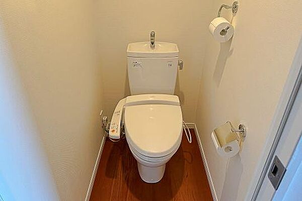 ご覧のようなウォシュレット付のトイレとなっております