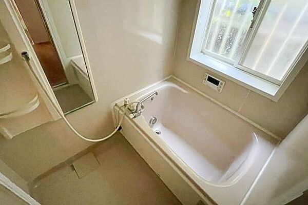 追い焚き付きの浴室です