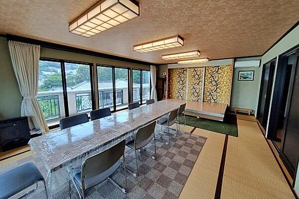 和室宴会場があり、電動で稼働する舞台設置の特別なお部屋です