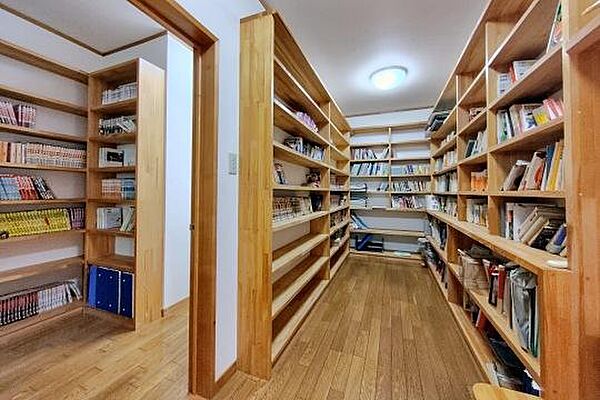 読書好きには嬉しい、大容量の書庫があります