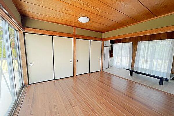 二面の窓からは陽が差し込み部屋全体を明るく照らします