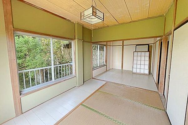 6帖の和室と4.5帖の洋室が続いています