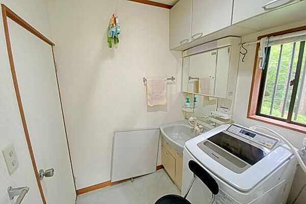 収納豊富な洗面所