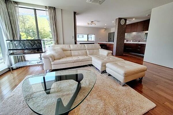 約30帖の圧巻LDK、大開口から光と風を取り込み心地良いお部屋です
